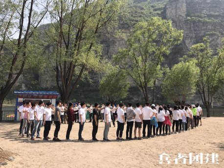 北京拓展訓(xùn)練公司團(tuán)建基地組織學(xué)生參加畢業(yè)墻活動(dòng)
