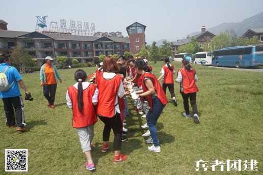 公司拓展訓(xùn)練基地能夠提升和改善凝聚力