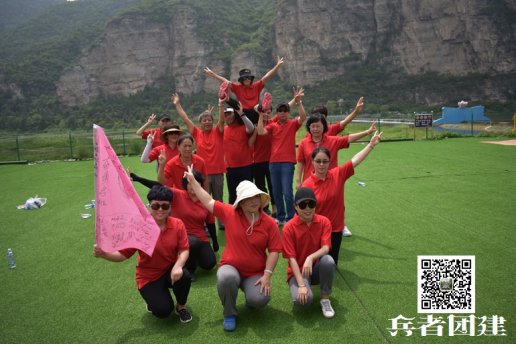 這次拓展訓(xùn)練讓我感觸頗深，可以用以下幾句概括:在互動中交流、在過程中學(xué)習(xí)、在總結(jié)中啟迪