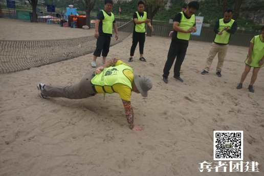 北京拓展訓(xùn)練，讓我深切的感受到理解問題、處理問題上方法的重要性，團(tuán)隊(duì)合作的重要性