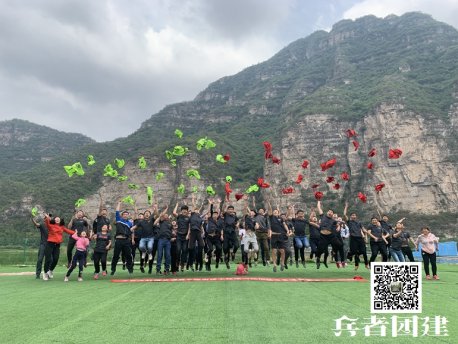 在北京拓展訓(xùn)練的各個(gè)團(tuán)隊(duì)項(xiàng)目中，我感悟到很多為提高團(tuán)隊(duì)協(xié)作效率應(yīng)遵循的規(guī)則