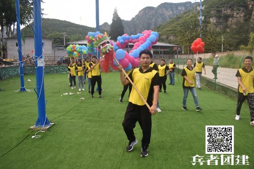 北京拓展訓(xùn)練活動(dòng)提升團(tuán)隊(duì)的凝聚力