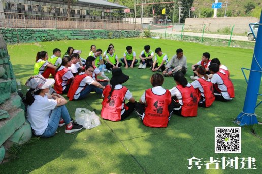 在團隊拓展訓練“空中抓杠”體會勇敢的邁出第一步，就可以戰(zhàn)勝一切困難